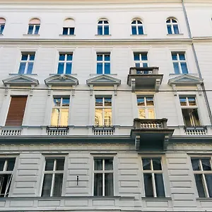 spacious-royal-opera-apartment.inbudapesthotels.com/